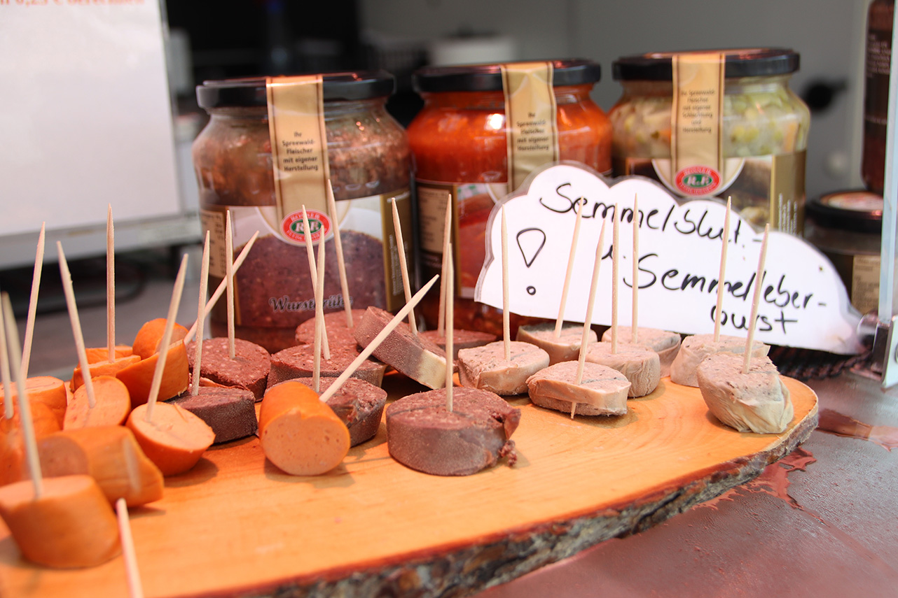 Probierhäppchen von verschiedenen Wurstsorten
